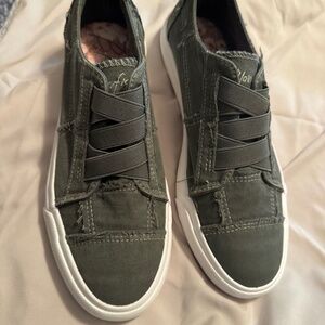 Canvas shoes